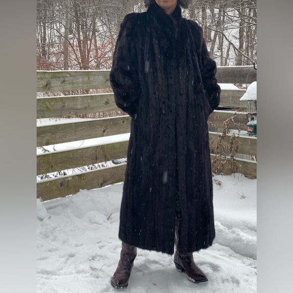 Luxurious Full length Black Mink Fur Coat - Picture 4 of 12